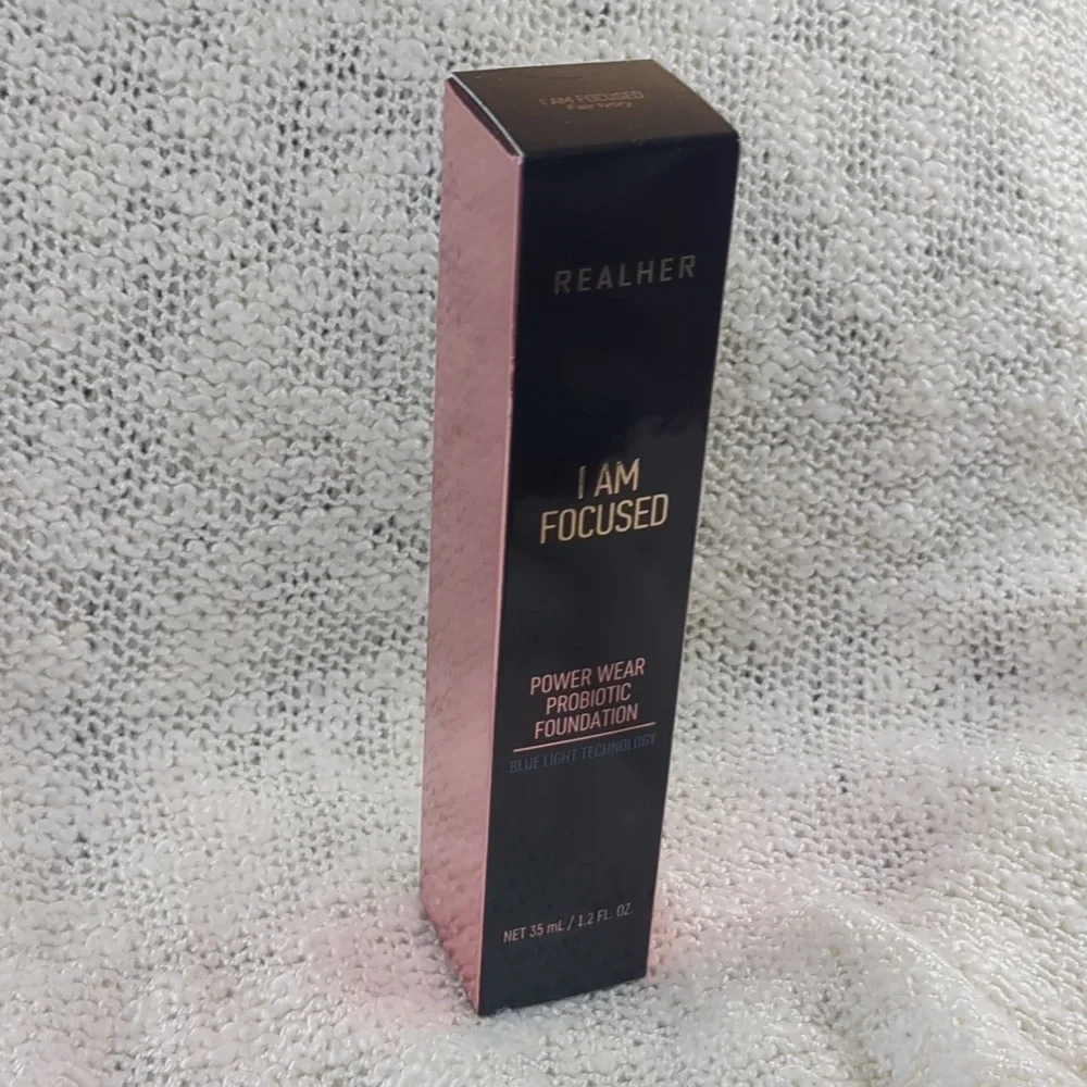 RealHer Foundation in Fair Ivory (I AM FOCUSED), 35ml/1.2fl oz